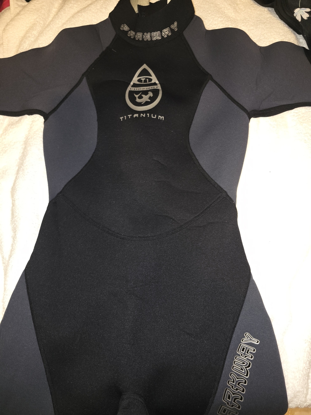 Breakaway Titanium Short Sleeve Wetsuit - Black & Gray